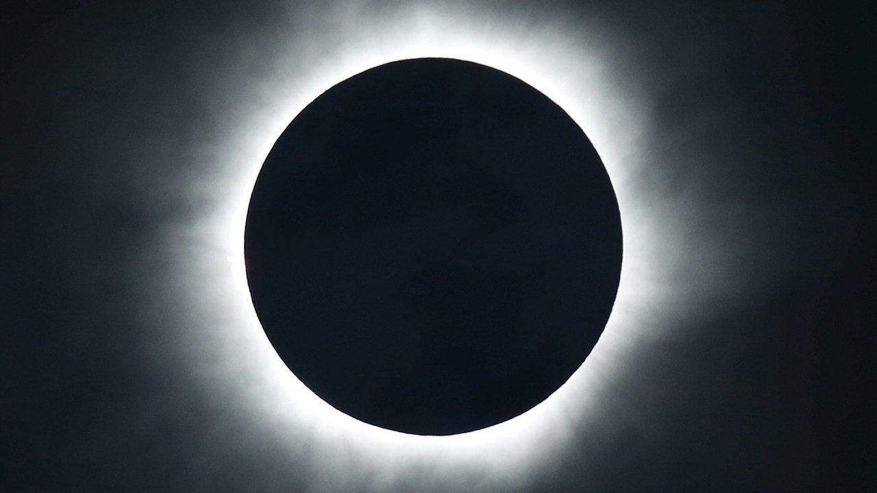 Um eclipse solar total é visto a partir da cidade de Ternate, na Indonésia, nesta quarta-feira (09)