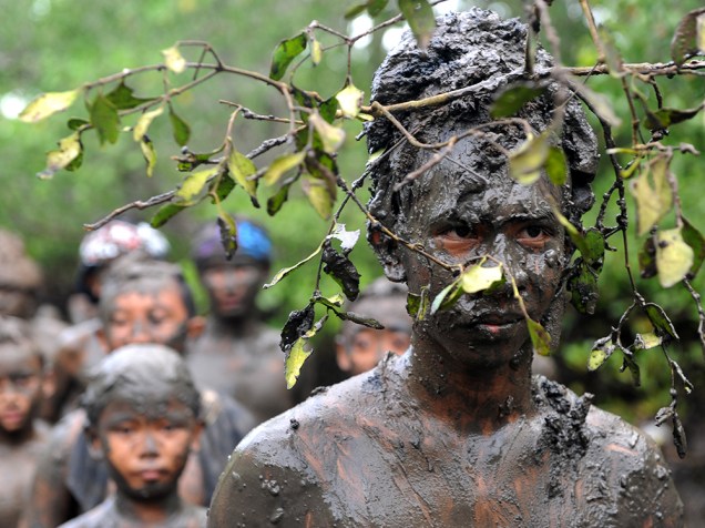 Indonésios passam lama no corpo durante ritual para neutralizar energias ruins