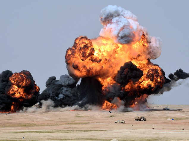Exército saudito faz testes com bombas em Hafr al-Batin, a 500 quilômetros a nordeste da capital, Riyadh
