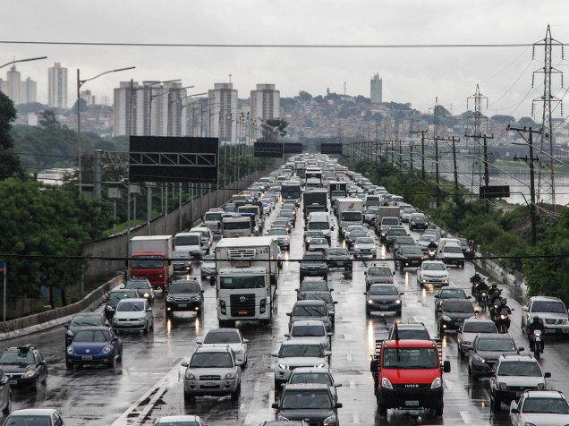 Trânsito intenso na Marginal Pinheiros, sentido bairro, altura da raia da USP, em São Paulo (SP), na manhã desta quinta-feira (10)
