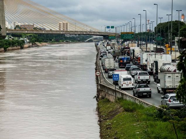 Imagens do transito da Marginal do rio Tiete na altura da ponte das Bandeiras, após chuvas desta madrugada de sexta-feira (11) o rio transbordou em alguns trechos