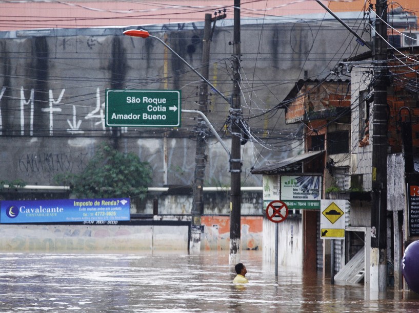 Devido as fortes chuvas que caíram na Grande São Paulo, a cidade de Itapevi ficou totalmente debaixo dágua, nesta sexta-feira (11)