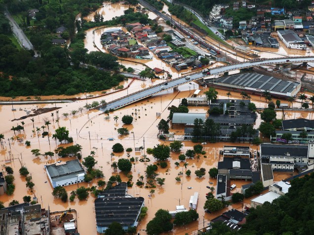 Centro de Franco da Rocha, na Grande São Paulo, fica alagado devido à forte chuva que atingiu a região na madrugada desta sexta-feira (11). Ao menos 16 pessoas morreram em decorrência do temporal