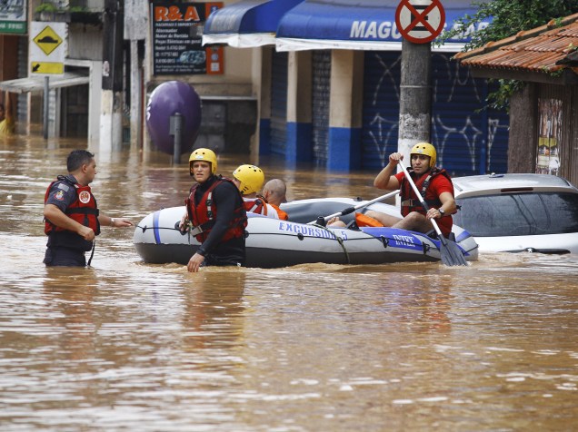 Na foto corpo de bombeiros resgata vítimas do alagamento. Devido as fortes chuvas que caíram na Grande São Paulo, a cidade de Itapevi ficou totalmente debaixo dágua, nesta sexta-feira (11)