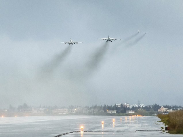 Aeronaves militares russas são fotografadas após decolar da base aérea de Hmeymim, na Síria, como parte da retirada das tropas russas do país