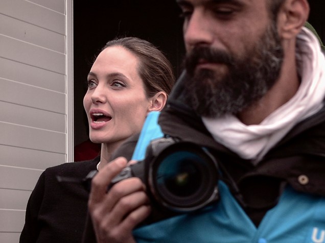 Angelina Jolie, embaixadora da Unicef, visita refugiados em Piraeus, na Grécia