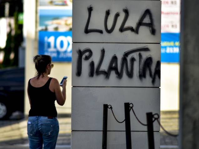 Pichação em frente a uma loja na avenida Adhemar de Barros, na região central de São José dos Campos, no interior de São Paulo, nesta quinta-feira, após protestos em repercussão à nomeação de Lula ao ministério da Casa Civil