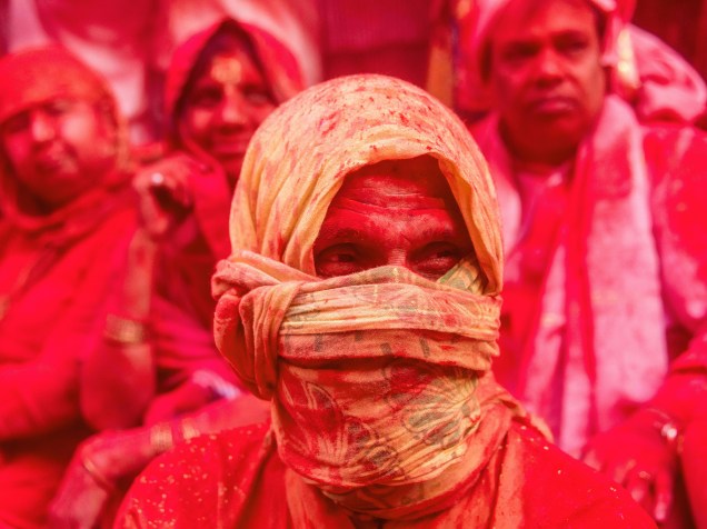 Indianos participam do festival Lathmar Holi, no templo Radha Rani, em Barsana (a cerca de 130 km de Nova Déli), nesta quinta-feira (17)