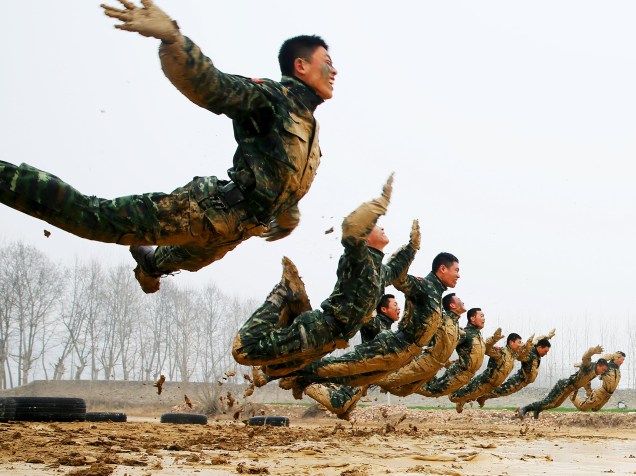 Policiais paramilitares participam de uma sessão de treinamento em Suzhou, na província de Anhui, na China