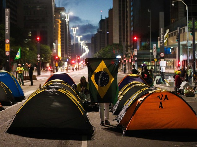 Manifestantes pró-impeachment mantêm avenida Paulista bloqueada - Lideranças do grupo que ocupa a avenida disseram na madrugada desta sexta-feira (18) que não vão deixar o local até o impeachment ou renúncia da presidente Dilma Rousseff