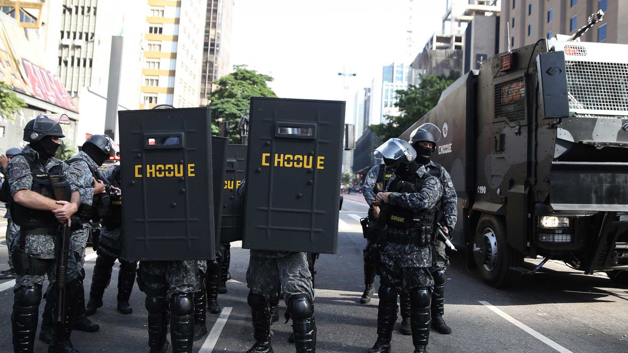 PM aciona Choque para desobstruir a avenida, manifestantes pró-impeachment mantêm avenida Paulista bloqueada - Lideranças do grupo que ocupa a avenida disseram na madrugada desta sexta-feira (18) que não vão deixar o local até o impeachment ou renúncia da presidente Dilma Rousseff