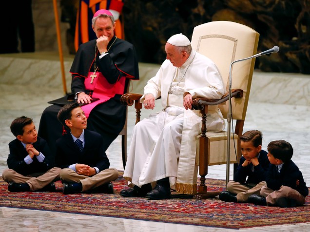 Papa Francisco conversa com crianças durante uma celebração de formação de cristãos na Sala Paulo 6º, no Vatican, nesta sexta-feira (18)