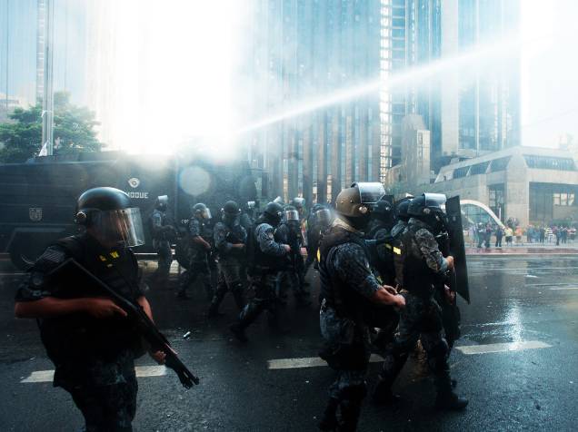 Polícia joga jato d´água em manifestantes anti-Dilma na avenida Paulista, nesta sexta-feira (18)<br><br>