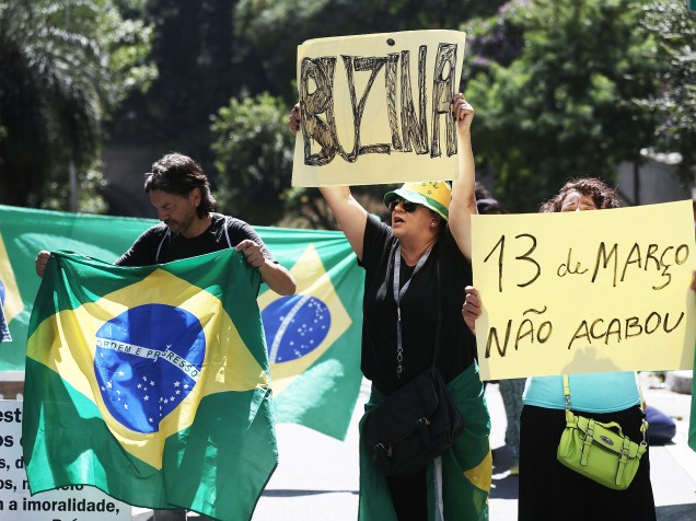 Manifestantes pró-impeachment retirados da avenida Paulista fecham duas pistas da avenida Nove de Julho, na região central de São Paulo, nesta sexta-feira (18)