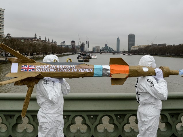 Ativistas em Londres protestam contra a indústria bélica inglesa, com réplicas de mísseis de papelão com os dizeres "Feito na Inglaterra, arruinando vidas no Iêmen", nesta sexta-feira (18)