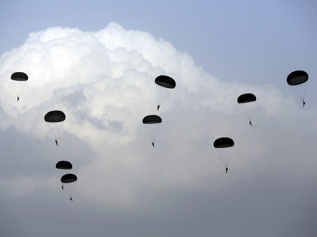 Paraquedistas da Força Aérea indiana fazem exercício militar, na cidade de Pokhran, Rajasthan, India, nesta sexta-feira (18)