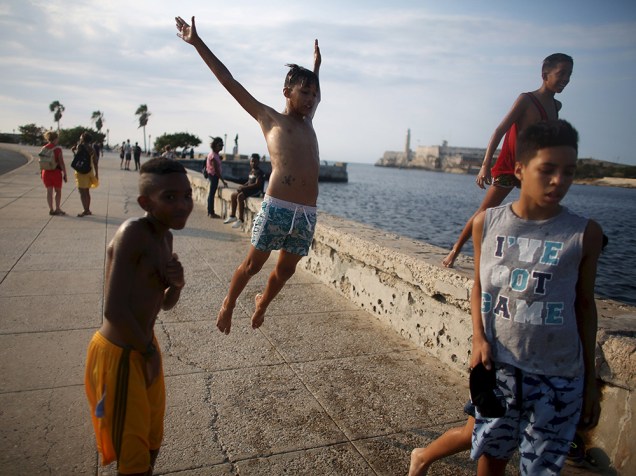 Crianças na avenida Malecon, em Havana