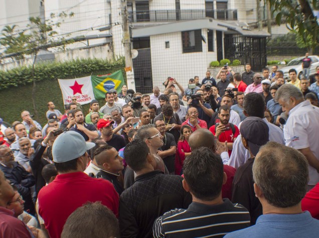 Militantes fazem vigília em frente ao prédio do ex-presidente Lula em São Bernardo do Campo, na Grande São Paulo, na manhã desta segunda-feira (21)