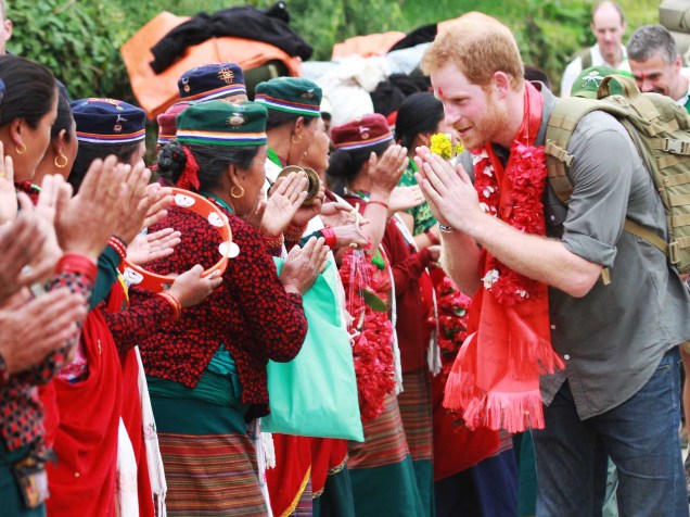 O príncipe britânico Harry é cumprimentado durante a visita ao Nepal, o príncipe visitou locais históricos devastados por terremotos em 2015, e encontrou-se com sobreviventes, muitos dos quais ainda vivem em abrigos provisórios