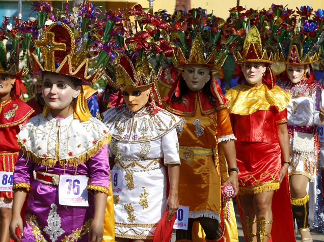 Penitentes usam máscaras conhecidas localmente como Morions em evento que marca o início das celebrações da Semana Santa em Mogpog, Marinduque, na região central das Filipinas