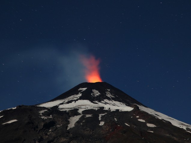 Vulcão Villarrica mostra sinais de atividade em fotografia feita a partir de Pucon, cerca de 800 km ao sul de Santiago, no Chile