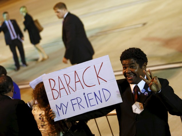 Apoiador do Presidente americano Barack Obama levanta cartaz com dizerem "Barack é meu amigo", logo antes da chegada do Presidente no Aeroporto Internacional de Buenos Aires