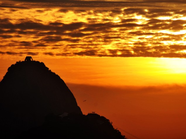 Pão de Açúcar visto de Botafogo, zona sul do Rio de Janeiro (RJ), no amanhecer desta quarta-feira (23), com sol entre nuvens