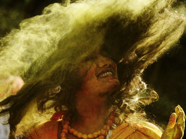 Mulher comemora o Holi Festival, na India, que acontece todo o ano, para celebrar a chegada da Primavera. A festa conta sempre com a confecção de uma tinta seca em pó, utilizada para celebrar e colorir