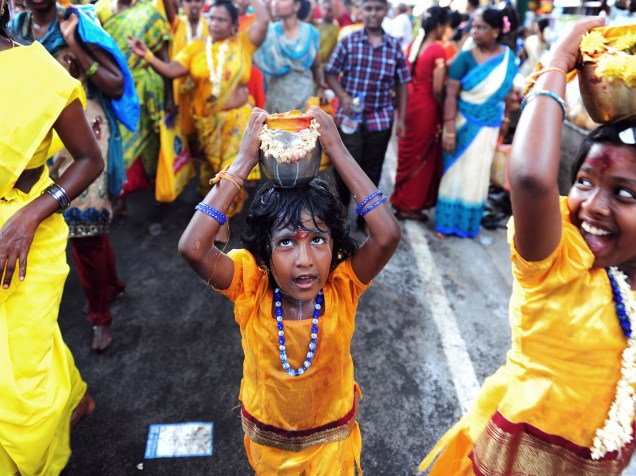Garota hindu carrega recipiente com leite, em um festival em homenagem a Murugan, divindade hindu. A festa acontece em Chennai, na Índia, onde devotos levam oferendas para afastar os maus-espíritos