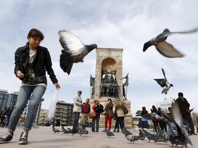 Turistas locais e estrangeiros passeiam na Praça Taksim, no centro de Istambul, na Turquia