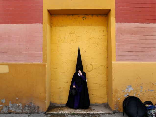 Menino penitente da irmandade San Bernardo fotografado antes de uma procissão durante a Semana Santa em Sevilha, sul da Espanha - 23/03/2016