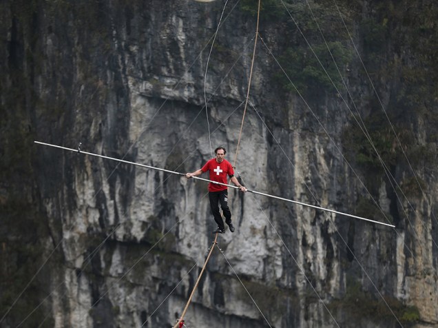 Competidor suíço Freddy Nock anda na corda bamba durante uma competição em Wulong County, Chongqing, China