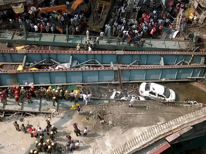 Equipe de resgate atente a vítimas de viaduto que desabou em Calcutá (Índia). As autoridades estimam que cerca de 100 pessoas estejam soterradas da estrutura, e ainda não há informações sobre mortes