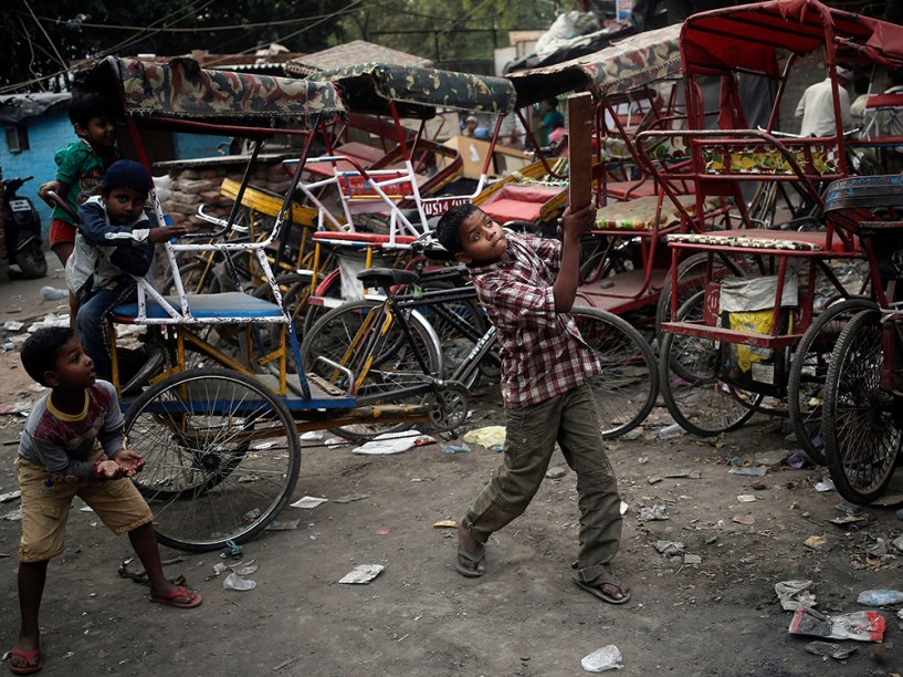 Crianças jogam criket em Nova Délhi, na Índia