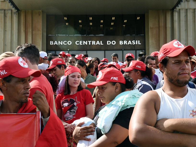 Membros da Frente Nacional de Luta, Campo e Cidade se concentram na frente do Banco Central, em Brasíslia, para protestar contra o pagamento da d[ivida píblica pelo governo, na manhã desta quinta-feira (31)