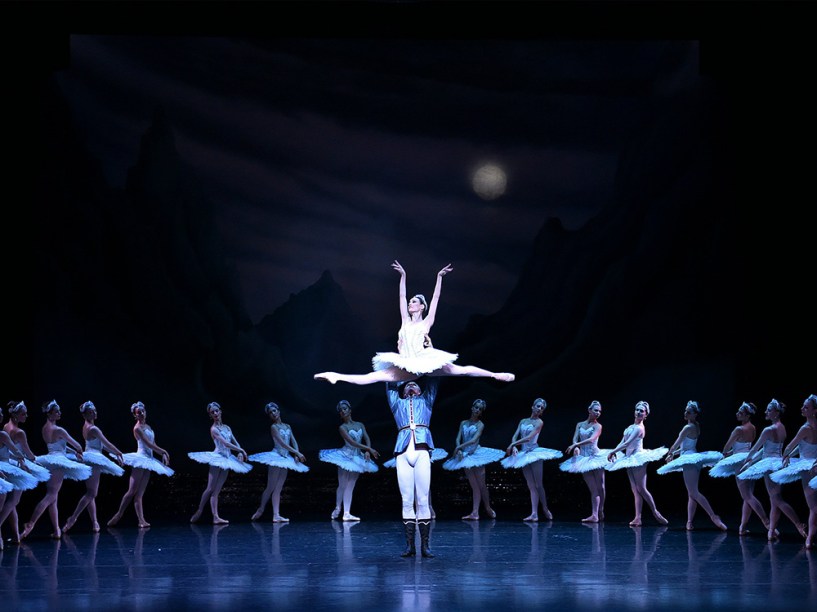 Balé australiano apresenta o Lago dos Cisnes no Sidney Opera House, nesta quinta-feira (31)