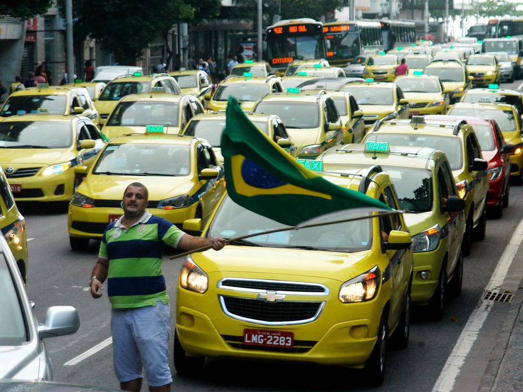 Taxistas realizam protesto contra o aplicativo Uber em Copacabana, Zona Sul do Rio de Janeiro (RJ), na manhã desta sexta-feira (01)