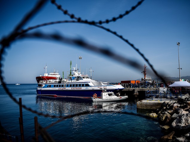 Balsa atraca no porto de Dikili, na Turquia, trazendo refugiados deportados, que estavam na Grécia