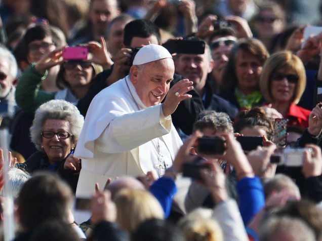 Papa Francisco acena para fiéis durante sua chegada para a audiência geral semanal na praça de São Pedro, no Vaticano - 04/03/2015