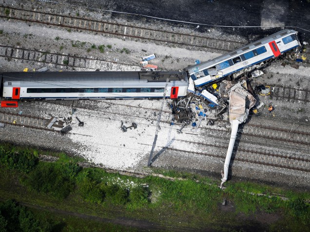 Imagem aérea mostra a cena de uma colisão entre um trem de carga e um trem de passageiros no caminho entre Liège e Namur, em Saint-Georges-sur-Meuse, na Bélgica - 06/06/2016