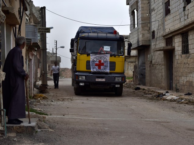 Caminhão da Cruz Vermelha chega ao vilarejo de Teir Maalah, na Síria - 21/04/2016