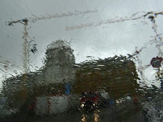 Prédio da prefeitura da cidade de Berlim é fotografado através de um para-brisa de carro durante forte chuva que atinge o sul da Alemanha já há três dias - 01/06/2016