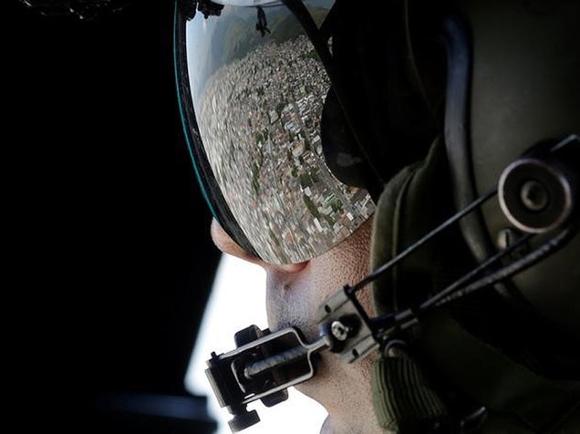 Favela reflete em capacete de piloto que faz treinamento aéreo de segurança para as Olimpíadas do Rio de Janeiro - 01/06/2016