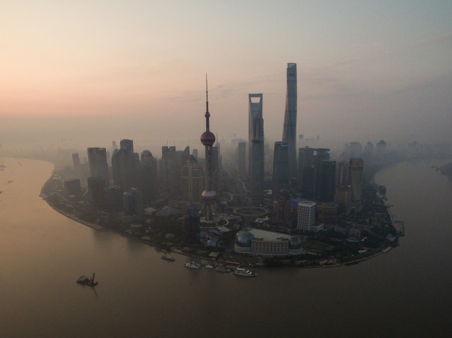 Vista geral do amanhecer no distrito financeiro de Lujiazui em Xangai, na China - 23/06/2016