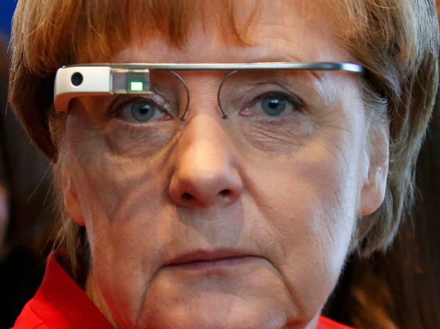 A chanceler alemã Angela Merkel usa um Google Glass durante evento para promover a inclusão das mulheres nas carreiras técnicas e científicas em Berlim - 27/04/2016
