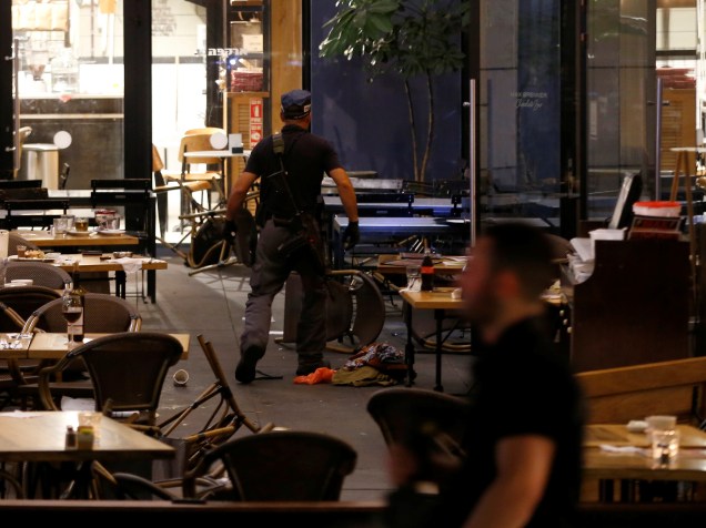 Policial israelense faz trabalho de investigação em um restaurante na sequência de um ataque a tiros no centro de Tel Aviv - 08/06/2016