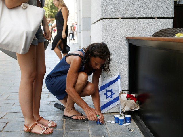 Mulheres acendem velas perto do local de um ataque a tiros executado por um palestino em Tel Aviv, Israel - 09/06/2016