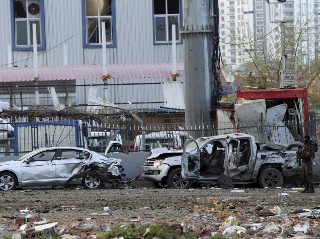 Dois soldados morreram e 52 pessoas ficaram feridas na explosão de caminhão-bomba diante de um posto do exército no sudeste da Turquia, região de maioria curda, anunciou o primeiro-ministro turco