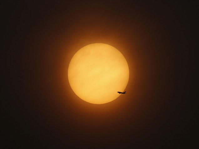 Avião decola após o pôr do sol perto do Aeroporto Internacional de Hongqiao, em Xangai, na China - 13/04/2016