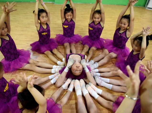 Crianças fazem treinamento básico em um centro infantil de dança em Bozhou, província chinesa de Anhui